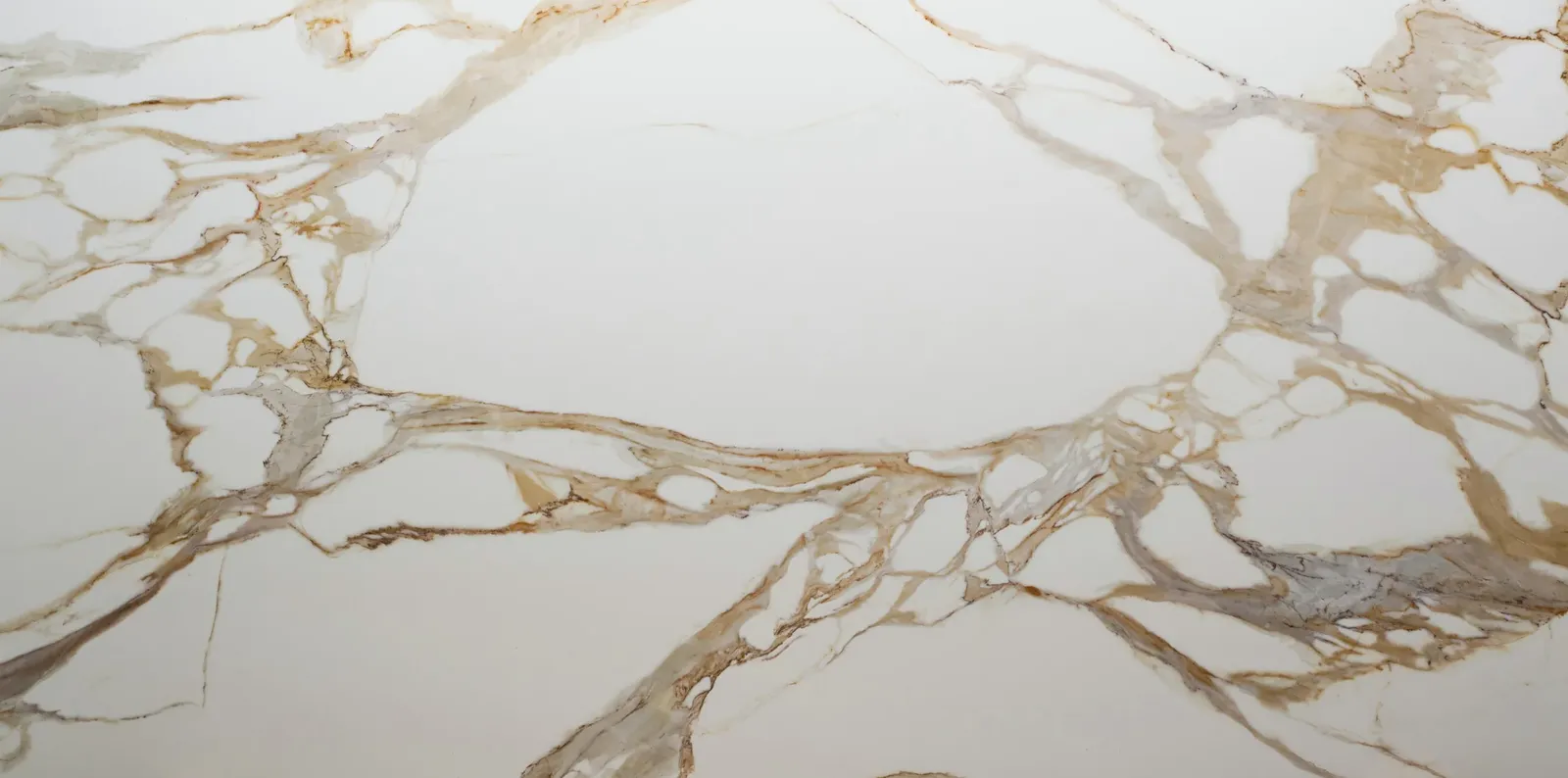 Primax Calacatta Ambra — кварцевый агломерат